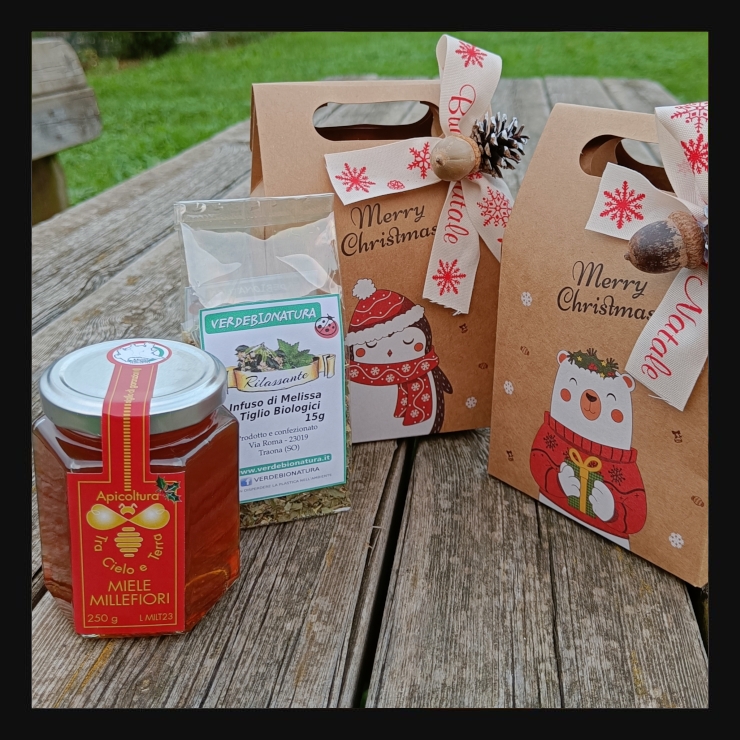 Confezione natalizia con vasetto di miele millefiori da 250 gr. ed infuso biologico di melissa e tiglio € 13,00.